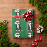 Personlig Naughty Bernedoodle Grönt Julafton Presentpapper<br><div class="desc">Cute Personlig Black and White Tecknad Bernedoodle Puppy med anpassningsbar julhatt,  röd båge med jingle klockor,  snärjd i jultomte ljus. Snoskibakgrund för Festive helgdag grönt. Lägg din bernedoodles namn till den här vackra helgdag-julklappen papper!</div>