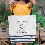Personlig Nautical ’Bridesmate’ Bridesmaid Tygkasse<br><div class="desc">Den kute nautiska temat för dina brudar i klassiskt marint blått och vitt innehåller en frakts ankarillustration med "bridemat" böjd över toppen. Anpassa med varje bridesads namn i marinpenselskript. En trio marinblått rand längs grund avslutar utseendet. Ge en till varje medlem i brudens sida för en söt och minnesvärd keepy!...</div>