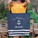 Personlig Nautical ’Bridesmate’ Bridesmaid Tygkasse<br><div class="desc">Den kute nautiska temat för dina brudar i klassiskt marint blått har en vit frakts ankarillustration med "bridemat" böjd över toppen. Anpassa med varje bridesads namn i penselskriptbokstäver. En trio vit rand utmed grund avslutar utseendet. Ge en till varje medlem i brudens sida för en söt och minnesvärd keepy!</div>