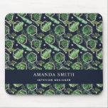 Personlig Navy Blue Guld Handflatan Lövs Botanique Musmatta<br><div class="desc">Personlig Navy Blue Guld Handflatan Löv botaniska musmattor. Den här vackra musknappen med mörk har geometrisk mönster i Faux guld och handflatan lämnar på marin bakgrund och du kan anpassa den med ditt namn och jobb. Det är en perfekt gåva till nytt arbete, insida designer, arkitekt, vem som helst som...</div>