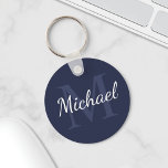 Personlig Navy Blue Monogram och Namn Nyckelring<br><div class="desc">Personlig Monogram och Namn Gift har personlig namn i det vita skriptet stil och monogram i det ljusblå serif-teckensnittet stil som bakgrund,  i marin blå bakgrund. Perfekt som helgdag,  familjeåterförening,  tack för marskalkar och gåva vid särskilda tillfällen.</div>