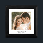 Personlig Newlyweds Photo Wood Keepsakbox Minnesask<br><div class="desc">En personlig bröllop fototrä lackade keepsakbox. Byt ut det här fotot mot ett eget favoritfoto från bröllop.</div>