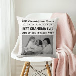 Personlig Newspaper | Best Grandma Gift Kudde<br><div class="desc">Överraska mormor med en gåva som är lika roligt som det är hjärtskärande! Den här "Grandfather Times"-personligen dekorativ kudde har en faux-tidningsrubrik, ditt foto och hennes barnbarn namn - som oförskräckt förklarar henne för "Bästa mormor någonsin". En mysigt, dekorativ keepsaké-perfekt för soffan, sängen eller läsnook. Perfekt för Mors dag, födelsedagar,...</div>