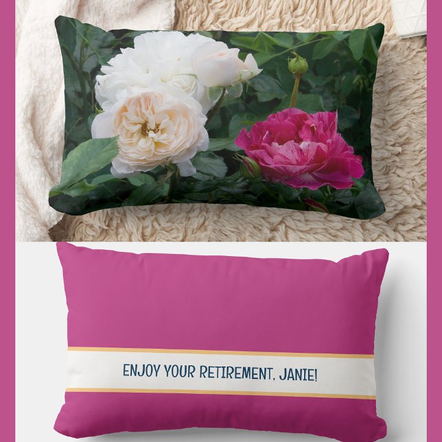 Personlig njut av ditt Pension-medarbetares Ro Lumbarkudde (Modern, elegant Enjoy Your Retirement personalized pillow. Photo of cream & streaked pink roses)
