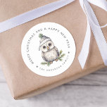 Personlig och kuvert till jul i Uggla Runt Klistermärke<br><div class="desc">Den här julhelgen, klär upp dina presenter och kort med lyxen och stil. Våra klistermärken för personlig har en söt vattenfärgsbild av ett uggla som bär en julhatt och är personlig med din familj namn för ett speciellt känsla för extra. Lägg till en lyxig beröring till firande vid jul med...</div>