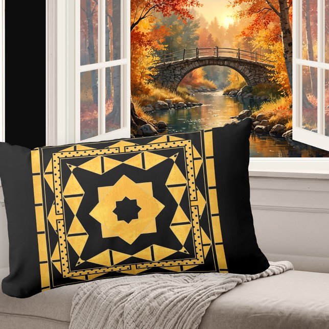 Personlig Ocher Black Mönster Pillow Lumbarkudde (Elegant pillow featuring an art deco inspired abstract design in black and ocher)