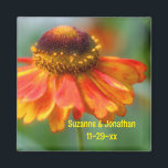 Personlig Orange Zinnia Blomma Bröllop  Magnet<br><div class="desc">Underbar orange och gul zinnia blomma fotografering av Susan bröllop favör kylskåp magnet. Fyll i din information i mallen. Gör fler ändringar av teckenstorlek, stil och färg genom att klicka på Anpassa. Denna design finns tillgänglig på många produkter i mitt galleri. Besök Smilin 'Eyes Treasures för att se fler bröllopsinbjudningar,...</div>