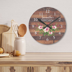 Personlig Pallet Wood and Rosa Blommigt Kitchen Rund Klocka