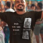 Personlig "Pappa du är magisk" två foto av Far T Shirt<br><div class="desc">Fira faderskapets magi med vår personlig "Pappa du är Magic" manar-shirt! Den här unika designen har en svart bakgrund i snyggten, ett omhuldat foto av två far och det hjärtliga budskapet "Pappa du är magisk". Lägg till en speciell beröring genom att anpassa den med dina barns namn. Den här T-tröjan...</div>