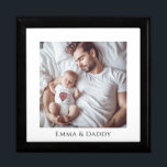 Personlig Pappa och Baby Photo Wood Keepsak Box Minnesask<br><div class="desc">En söt personlig fotovirke lackerad keepsakbox. Byt ut det här fotot mot ett eget favoritfoto av vilket slag som helst.</div>