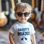 Personlig Pappor Little Roadie T Shirt<br><div class="desc">Pappor Little Roadie - Har baby en musikarpappa? Här är det, hans/hennes t-shirt: Pappor lilla roadie T-shirt-skjorta. Den här ultralösa garantien har två gitarrer som korsar texten "Pappor lille roadie". Byt ord pappa till vem i din familj som är stjärna. En idealisk gåva till rock and roll spädbarn. Denna garanti...</div>