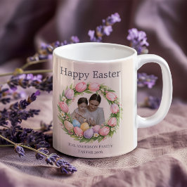 Personlig påsk med blomsterkrans och familjefoto kaffemugg