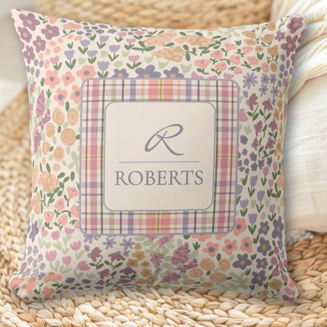 Personlig patchwork blommig och rutig kastkudde kudde (Personalized Patchwork Floral & Plaid Throw Pillow – Custom Name & Initial)