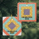 Personlig Patchwork Julgransprydnad Keramik<br><div class="desc">Den här charmerande prydnadsföreställningen är dekorerad med ett lappverk. Anpassade enkelt med ditt namn och år. Byt ut lappverksbilden mot en av dina egna. Perfekt för era klämmor!</div>