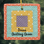 Personlig Patchwork Quilting Sewing Julgransprydnad Keramik<br><div class="desc">Den här charmerande prydnadsföreställningen är dekorerad med ett lappverk. Bilden och texten är anpassade så att du kan ändra lappverket till ett av dina egna och till namn eller göra det till ett monogram om du vill. Perfekt för era klämmor!</div>