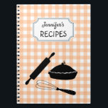 Personlig Peach Gingham Play Mönster Recipe Anteckningsbok<br><div class="desc">Den moderna sommartrenden är picknickfilt gingham plaid tartan mönster. Pastelltoner är estetiska. Cute Gingham-design för modern inredingsdesign för hemdekaler. Colorful boho peach gingham mönster. Pastel Gingham,  hemdekanter och gåvor. Pastel Peach gingham mönster utformar hemdekaler.</div>