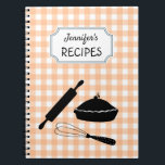 Personlig Peach Gingham Play Mönster Recipe Anteckningsbok<br><div class="desc">Den moderna sommartrenden är picknickfilt gingham plaid tartan mönster. Pastelltoner är estetiska. Cute Gingham-design för modern inredingsdesign för hemdekaler. Colorful boho peach gingham mönster. Pastel Gingham,  hemdekanter och gåvor. Pastel Peach gingham mönster utformar hemdekaler.</div>