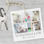 Personlig Pet Cat Photo Keepsak<br><div class="desc">Denna enkla och elegant boho-inspirerade nyckelkedja är ett perfekt sätt att fira en älskad katt. Utformningen har ett blanksteg för fem foton, där kattens namn visas på den översta raden i ett klassiskt serif-teckensnitt. Nedan kan du lägga till en andra textrad, t.ex. "Best Cat Mamma någonsin" "We Kärlek You" eller...</div>