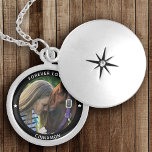 Personlig Pet Photo Horse Equestrian Namn Star Berlockhalsband<br><div class="desc">Ditt anpassade namn och din bildtext i minimal modern typografi som omger ett favoritfoto av din älskade häst. Detta halsband kommer att bli ett perfektens minnesmärke för kom i åratal.</div>