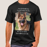 Personlig Pet Photo Rolig hund Pappa T Shirt<br><div class="desc">Hur sant är det här? Nu behöver du inte säga en ord, bara låta skjortan prata. "Jag kanske lyssnar på dig, men i mitt huvud går jag min hund". Anpassa med ditt favoritfoto och Namn. Varje hund älskare behöver en. Perfekt för varje hund och pappa. COPYRIGHT © 2020 Judy Burrows,...</div>