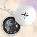 Personlig Photo and Text Goth Emo Black Berlockhalsband<br><div class="desc">Ett snyggt som gör att du kan anpassa dig till ditt eget foto och din egen text. Det fotografi du har valt visas i ett runt svart gräns, med texten under i ett coola. Den här contemporaryn smycken är en underbar matchning för en gotisk, emo eller sten stil och en...</div>