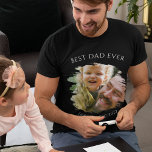 Personlig Photo Best Pappa någonsin T-Shirt<br><div class="desc">Upptäck den ultimata nyckelpresenten för stolta nya daddrar! Vår "bästa Pappa någonsin"-tröja kommer att som ett hjärtslitande minne av det speciella första året. Med information om foton och personliger med borstad effekt är det idealiskt för födelsedagar, jul eller bara för att. Dessutom kan dess mångsidiga design anpassas för alla familjemedlemmar...</div>