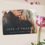 Personlig Photo Bröllop Tack Magnet<br><div class="desc">Den här anpassningsbarna av är bara en chic som tack vare bröllop har du en elegant, minimalistisk och modern design med en magnetkortsmall. Det innehåller ditt favoritfoto, första namn och ett "KÄRLEK och THANKS"-meddelande som är framlagt med en slående blandning av två olika typsnitt, med "och" i ett lätt, flytande...</div>