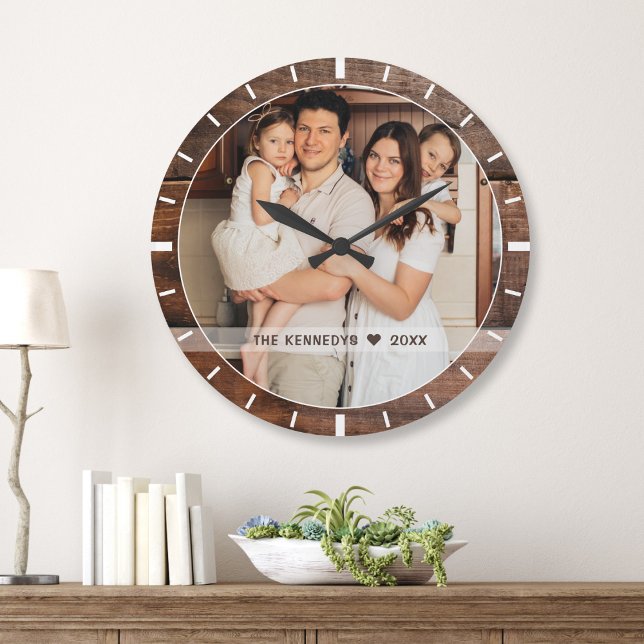 Personlig Photo Family Namn Rustic Mörk Wood Stor Klocka (Skapare uppladdad)