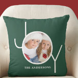 Personlig Photo jul Helgdag Grönt Gräs Kudde<br><div class="desc">Den här snyggten dekoreras Photo Pillow med ord JOY i ren vit typografi på grönten gräs. Anpassade enkelt med ditt foto och namn.</div>