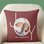 Personlig Photo Jul Helgdag Red Kudde<br><div class="desc">Den här snyggten dekoreras Photo Pillow med ord JOY i ren,  vit typografi på djup röd bakgrund. Anpassade enkelt med ditt foto och namn.</div>