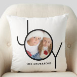 Personlig Photo Jul Helgdag White Kudde<br><div class="desc">Denna snyggt dekoreras julfoto Pillow med ord JOY i modern svart typografi på vit bakgrund. Gör en underbar keepégåva. Anpassade enkelt med ditt foto och namn.</div>