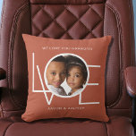 Personlig Photo Kärlek Keepsak Grandpa Kudde<br><div class="desc">Det här är vi Kärlek. Du,  farfar Photo Pillow,  är dekorerad med ord KÄRLEK i vit typografi på en rost terracotta-bakgrund. Anpassade enkelt med ditt foto och namn. Perfekt som Fars dag eller morförälders dagspresent.</div>