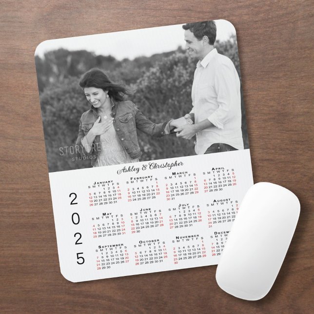 Personlig Photo Namn 2025-kalender Musmatta (Personalized Photo Names 2025 Calendar Mouse Pad in situ)