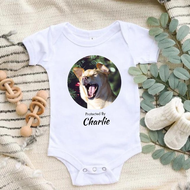 Personlig Photo Namn Hund som skyddas av Hund T Shirt (Skapare uppladdad)