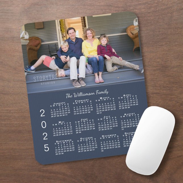 Personlig Photo Namn Navy Blue 2025 Calendar Musmatta (Personalized Photo Name Navy Blue 2025 Calendar Mouse Pad in situ)