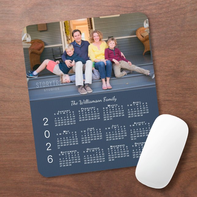 Personlig Photo Namn Navy Blue 2026 Calendar Musmatta (Personalized Photo Name Navy Blue 2026 Calendar Mouse Pad, in situ)