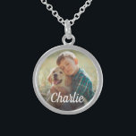 Personlig Photo och Monogram Namn Pet Hund Sterling Silver Halsband<br><div class="desc">Behålla hårigets familj nära ditt hjärta med detta vackra fotokeepsaké-halsband. Finns i silver,  guld eller sterling silver avslutar. Designad för att hedra ett älskat hund,  katt eller annat sällskapsdjur. Har en fotodesign med anpassningsbarnas vita skriptövertäckning i monogram som du kan anpassa med namn.</div>