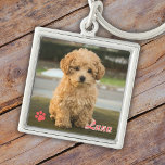 Personlig Photo och Namn i Red Fyrkantig Silverfärgad Nyckelring<br><div class="desc">Gör en nyckelkedja med fotot och namn i din söta. Enkel design med rött handskrivet teckensnitt och bild av djuret. Och en röd tassutskrift.</div>