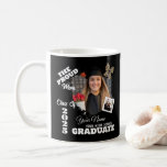 Personlig Photo, Proud Mamma från 2025 Student Kaffemugg<br><div class="desc">Gratulera till din Senior med den här anpassningsbarna studenten-designen för ett stolt mamma! Personligen innehåller ett foto av student, namn och skola som är ett perfekt för mammor att visa kärlek, pride och stöd denna speciella dag. Oavsett om du är otrogen vid ceremonin, deltar i party eller ställer ut för...</div>