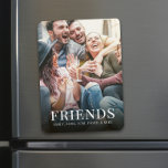 Personlig Photo Simple Modern Friends Anpassningsb Magnet<br><div class="desc">Den här designen har en underbar för Instagram-fotografering i det moderna trendiget,  med klassiska foton keepsakvänner,  bilder är coola,  du kan skapa personlig,  med foton från ett par vänner och en minimalistisk,  minimal roligt från bilden här,  kalligrafiskript för trendig snyggt,  typsnitt för typografi,  magnetkylskåp,  familjerepresentant party,  idé om roligt</div>