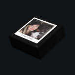 Personlig Photo Wood Keepsak Box Minnesask<br><div class="desc">En söt personlig fotovirke lackerad keepsakbox . Lägg till ett foto av ett barn,  en familj,  ett husdjur eller någon du kärlek till den här keepsakens eller presentboxen. Keramiskt plattlock. Byt ut exempelfotot mot ett eget favoritfoto.</div>