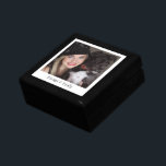 Personlig Photo Wood Keepsak Box Minnesask<br><div class="desc">En söt personlig fotovirke lackerad keepsakbox . Lägg till ett foto av ett barn,  en familj,  ett husdjur eller någon du kärlek till den här keepsakens eller presentboxen. Keramiskt plattlock. Byt ut exempelfotot mot ett eget favoritfoto.</div>