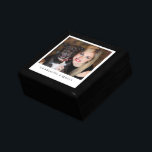 Personlig Photo Wood Keepsak Box Minnesask<br><div class="desc">En söt personlig fotovirke lackerad keepsakbox . Lägg till ett foto av ett barn,  en familj,  ett husdjur eller någon du kärlek till den här keepsakens eller presentboxen. Keramiskt plattlock. Byt ut exempelfotot mot ett eget favoritfoto.</div>