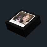 Personlig Photo Wood Keepsak Box Minnesask<br><div class="desc">En söt personlig fotovirke lackerad keepsakbox . Lägg till ett foto av ett barn,  en familj,  ett husdjur eller någon du kärlek till den här keepsakens eller presentboxen. Keramiskt plattlock. Byt ut exempelfotot mot ett eget favoritfoto.</div>