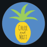 Personlig Pineapple Wedding Favor Stickers Runt Klistermärke<br><div class="desc">Färgfull och avslappnad perfekt under en sommar,  strandtropiska bröllop. En gult ananas med grönt löv sitter på en havsblå bakgrund. Teckensnittet för parets namn är höft och coola. Jag tänka av det här när boho chic går till stranden.</div>