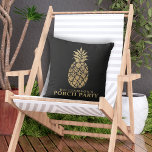 Personlig Pineapples Porch Party Black Kudde<br><div class="desc">Dekorativ kudde personlig med din familj namn och "Porch Party" markeras med en guld-anas i svart bakgrund (byte till vilken färg som helst). Välj en storlek som fungerar så att du kan accentuera din yttre eller främre portreplikator eller till ge som en gåva. Matchande objekt i vår butik.</div>