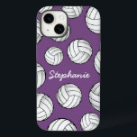 Personlig Player Namn Volleyball Lila<br><div class="desc">En coola iphone case med ett eget namn och en smatning av volleybollar på en mjuk lila bakgrund.</div>
