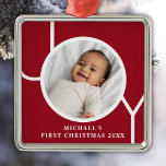 Personlig Pojke Första julfotfoto Red Julgransprydnad Metall<br><div class="desc">Den här snyggten dekoreras Pojke första julfoto Ornament med ord JOY med maronröd bakgrund. Anpassade enkelt med ditt foto,  namn och år.</div>