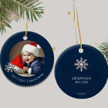 Personlig Pojke Första julprydnaden Julgransprydnad Keramik<br><div class="desc">Fira din lilla prinins debut helgdag med den här Personligen Pojke Första julprydnaden. Designat för din unika beröring, har den här prydnadsföreställningen ett charmerande snöflake-framlagt utrymme för ett uppskattat foto av pojke. "Min första jul" visas elegant i sans-serif-teckensnitt under fotot, vilket utstrålar värme och glädje. På motsatt sida fortsätter inkräktningen...</div>