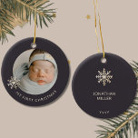 Personlig Pojke Första julprydnaden Julgransprydnad Keramik<br><div class="desc">Fira din lilla prinins debut helgdag med den här Personligen Pojke Första julprydnaden. Designat för din unika beröring, har den här prydnadsföreställningen ett charmerande snöflake-framlagt utrymme för ett uppskattat foto av pojke. "Min första jul" visas elegant i sans-serif-teckensnitt under fotot, vilket utstrålar värme och glädje. På motsatt sida fortsätter inkräktningen...</div>